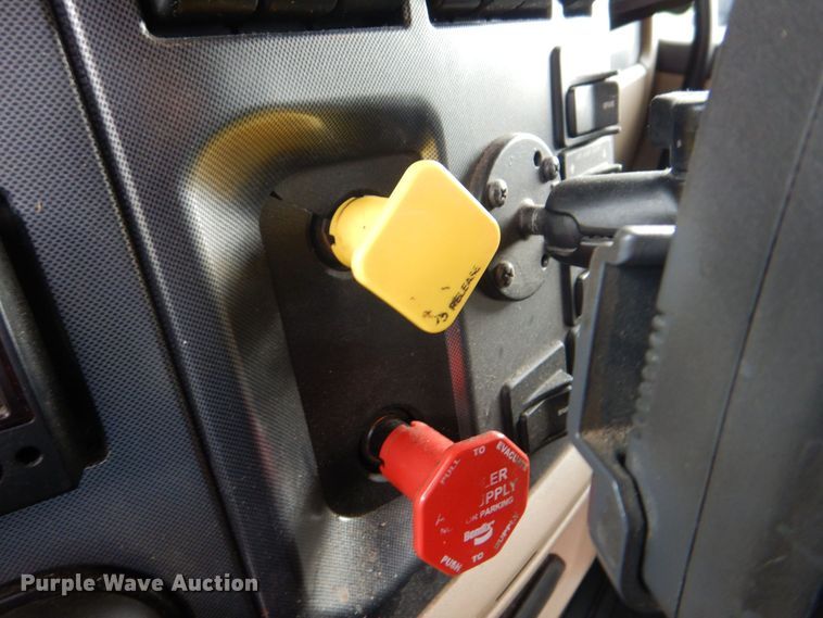 image for item DS8041 2015 Peterbilt 579  semi truck