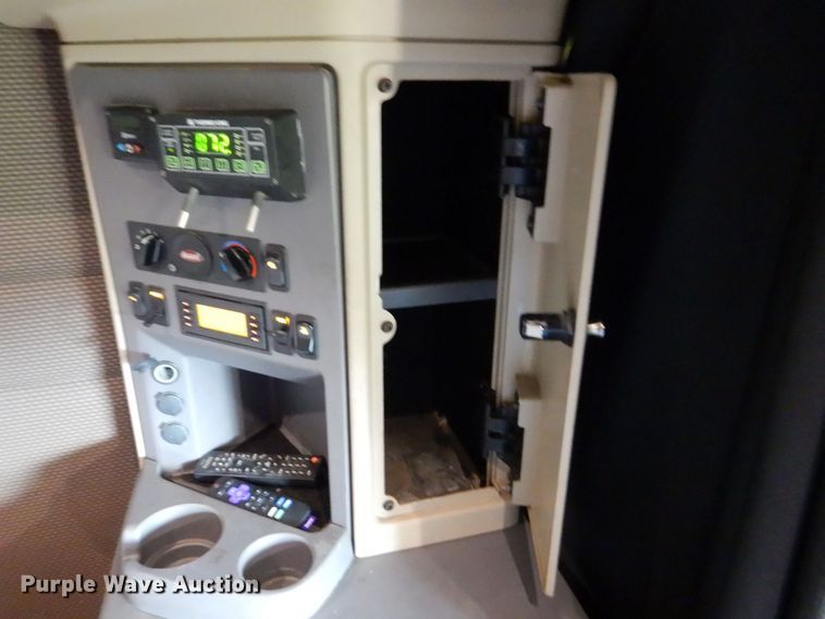 image for item DS8041 2015 Peterbilt 579  semi truck