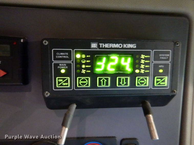 image for item DS8041 2015 Peterbilt 579  semi truck