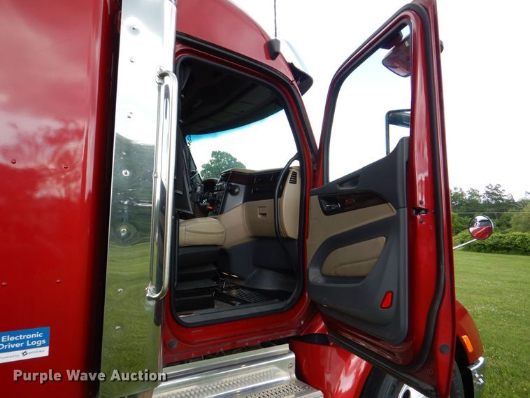 image for item DS8041 2015 Peterbilt 579  semi truck