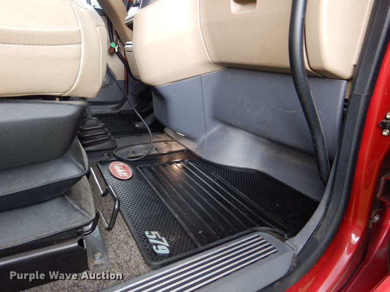 image for item DS8041 2015 Peterbilt 579  semi truck