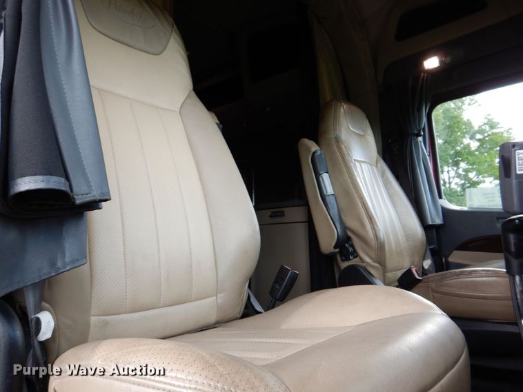 image for item DS8041 2015 Peterbilt 579  semi truck