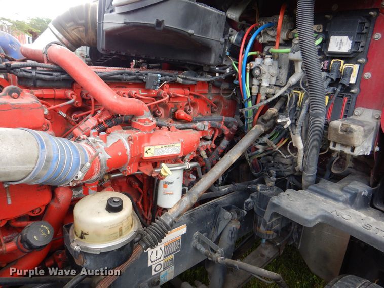 image for item DS8041 2015 Peterbilt 579  semi truck