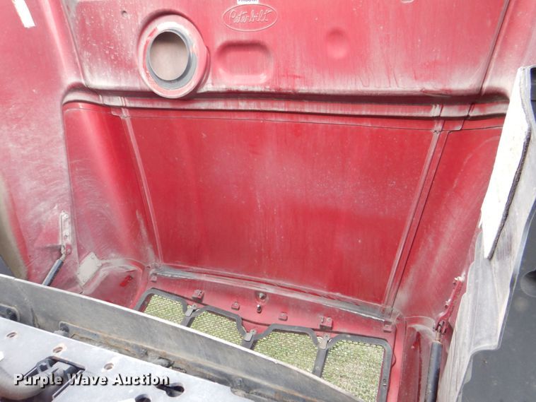 image for item DS8041 2015 Peterbilt 579  semi truck