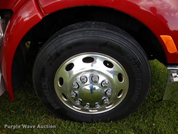 image for item DS8041 2015 Peterbilt 579  semi truck