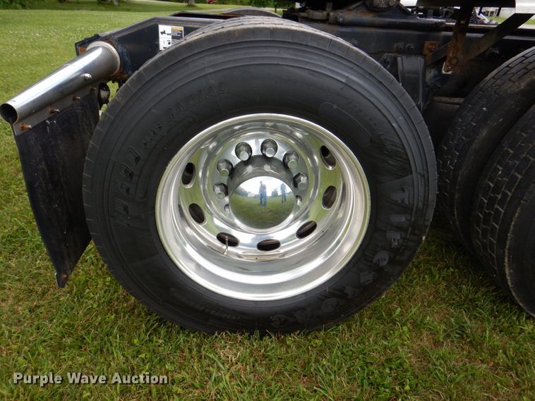 image for item DS8041 2015 Peterbilt 579  semi truck