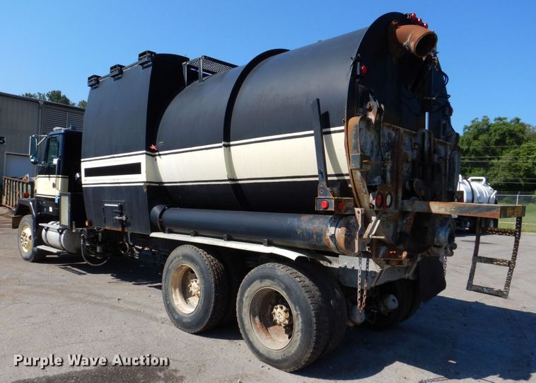 image for item DS8043 1997 Volvo Autocar  vacuum truck