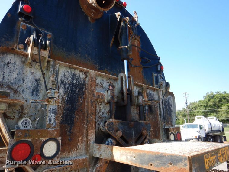 image for item DS8043 1997 Volvo Autocar  vacuum truck