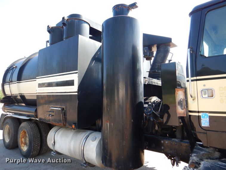 image for item DS8043 1997 Volvo Autocar  vacuum truck