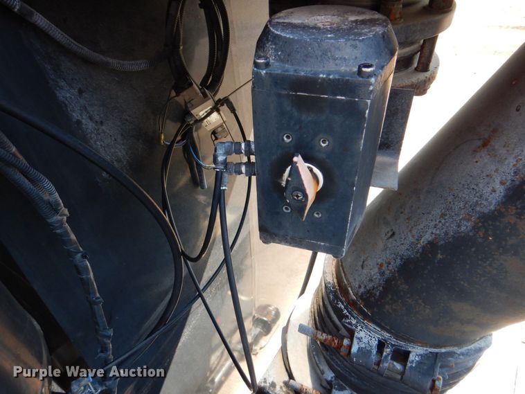 image for item DS8043 1997 Volvo Autocar  vacuum truck