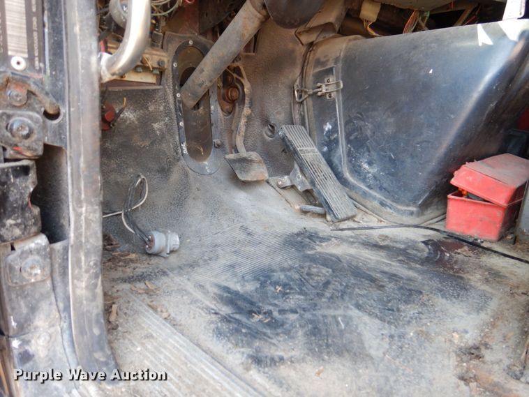 image for item DS8043 1997 Volvo Autocar  vacuum truck