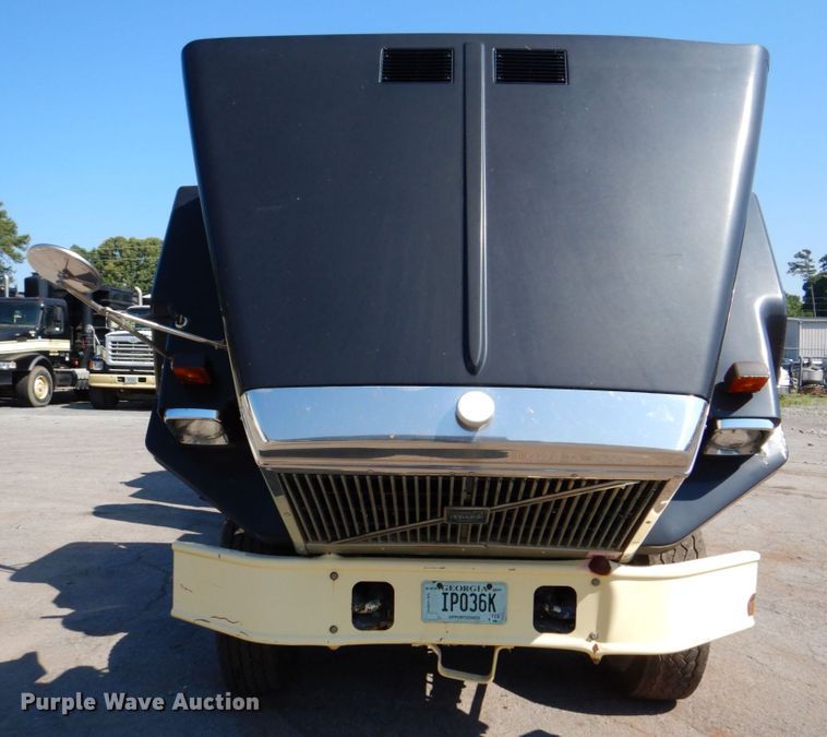 image for item DS8043 1997 Volvo Autocar  vacuum truck
