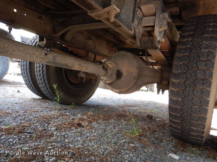 image for item DS8046 2001 International 4700  box truck