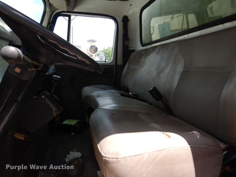 image for item DS8046 2001 International 4700  box truck