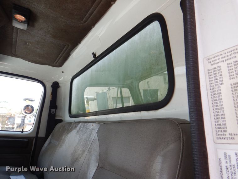 image for item DS8046 2001 International 4700  box truck