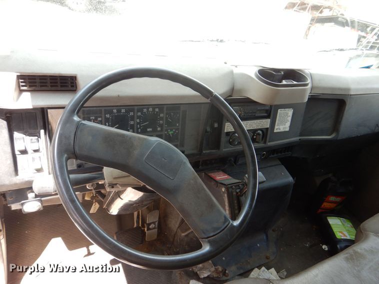 image for item DS8046 2001 International 4700  box truck