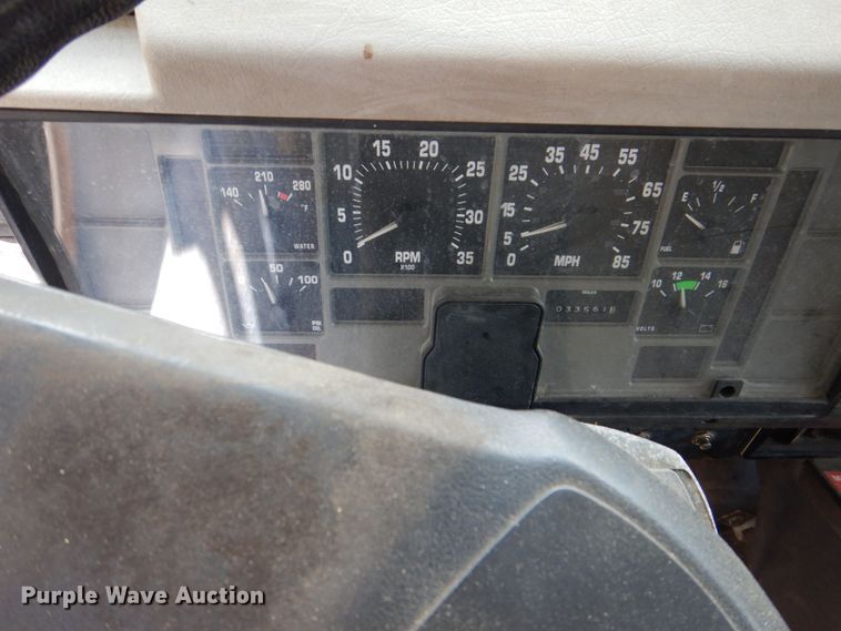 image for item DS8046 2001 International 4700  box truck