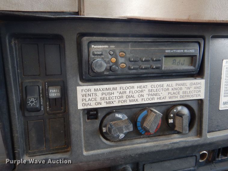 image for item DS8046 2001 International 4700  box truck