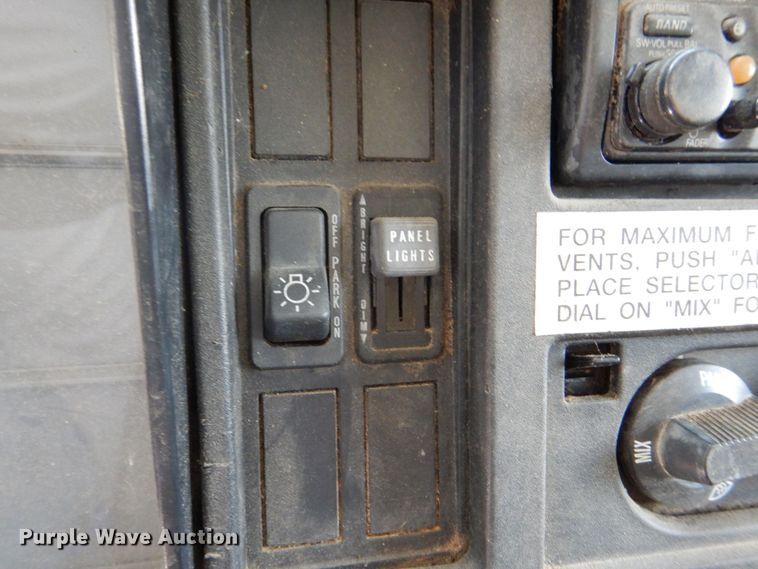 image for item DS8046 2001 International 4700  box truck