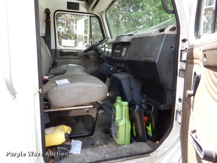 image for item DS8046 2001 International 4700  box truck