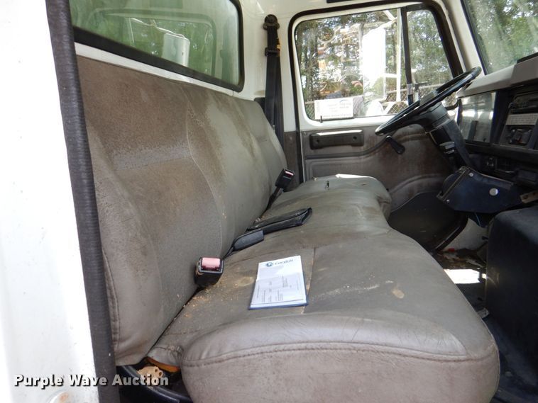 image for item DS8046 2001 International 4700  box truck