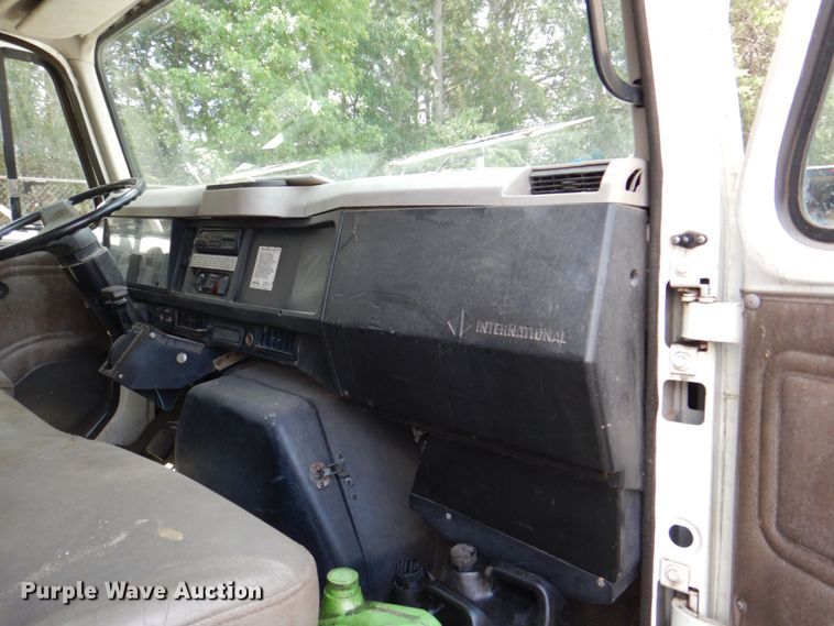 image for item DS8046 2001 International 4700  box truck