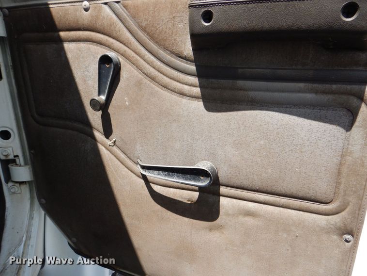 image for item DS8046 2001 International 4700  box truck