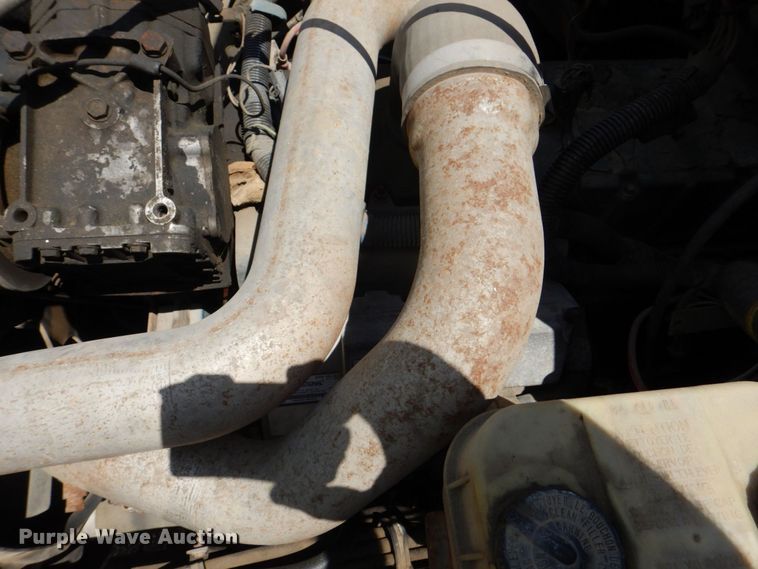 image for item DS8046 2001 International 4700  box truck