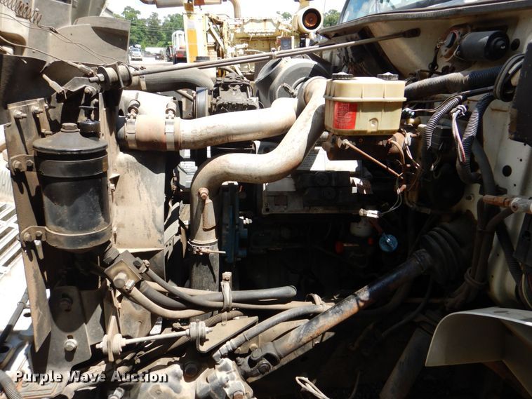 image for item DS8046 2001 International 4700  box truck