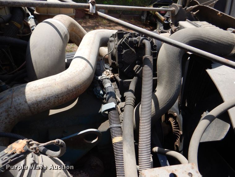 image for item DS8046 2001 International 4700  box truck