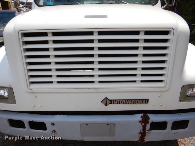 image for item DS8046 2001 International 4700  box truck