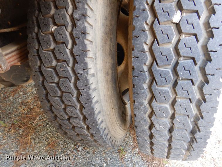 image for item DS8046 2001 International 4700  box truck