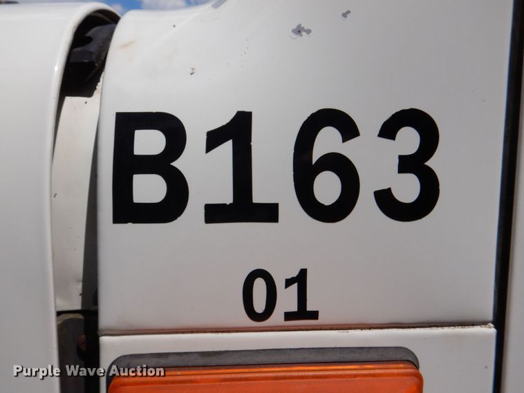 image for item DS8046 2001 International 4700  box truck