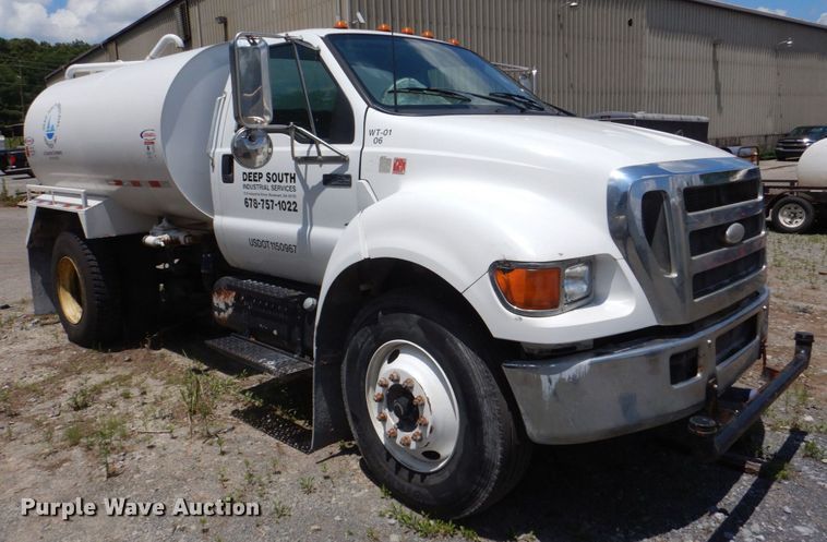 image for item DS8047 2006 Ford F750 Super Duty  water truck