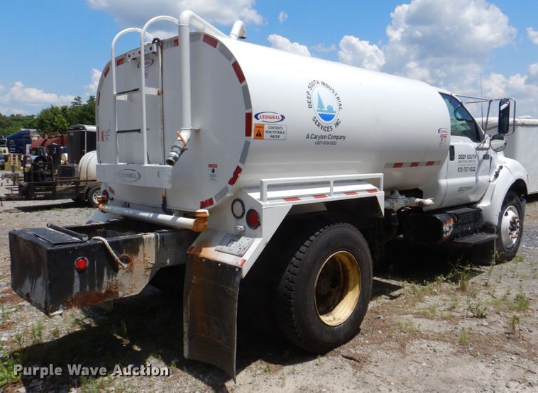 image for item DS8047 2006 Ford F750 Super Duty  water truck
