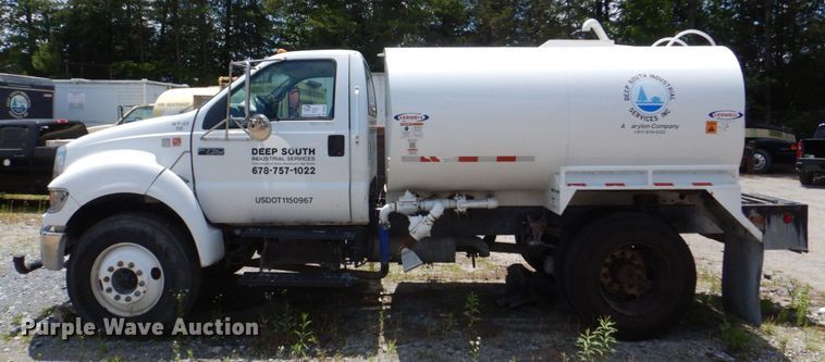 image for item DS8047 2006 Ford F750 Super Duty  water truck