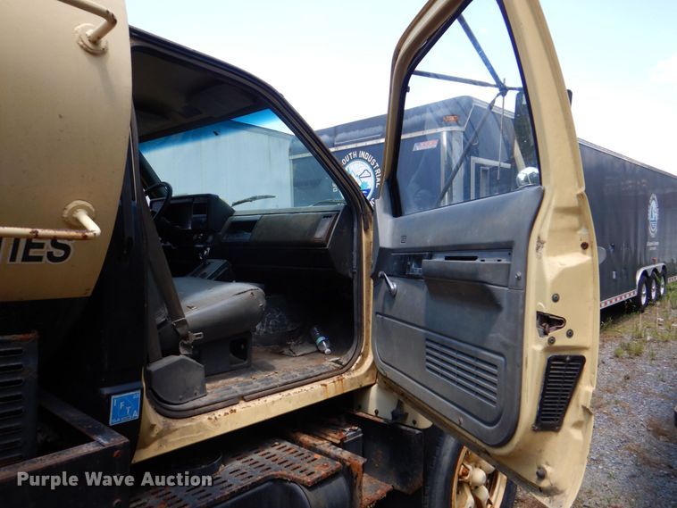 image for item DS8048 1991 Chevrolet Kodiak C6500  vacuum truck