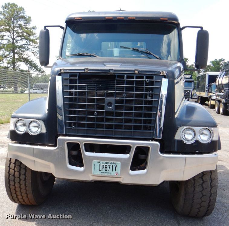 image for item DS8049 2002 Volvo VHD  vacuum truck