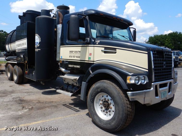 image for item DS8049 2002 Volvo VHD  vacuum truck