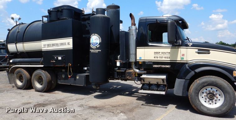 image for item DS8049 2002 Volvo VHD  vacuum truck