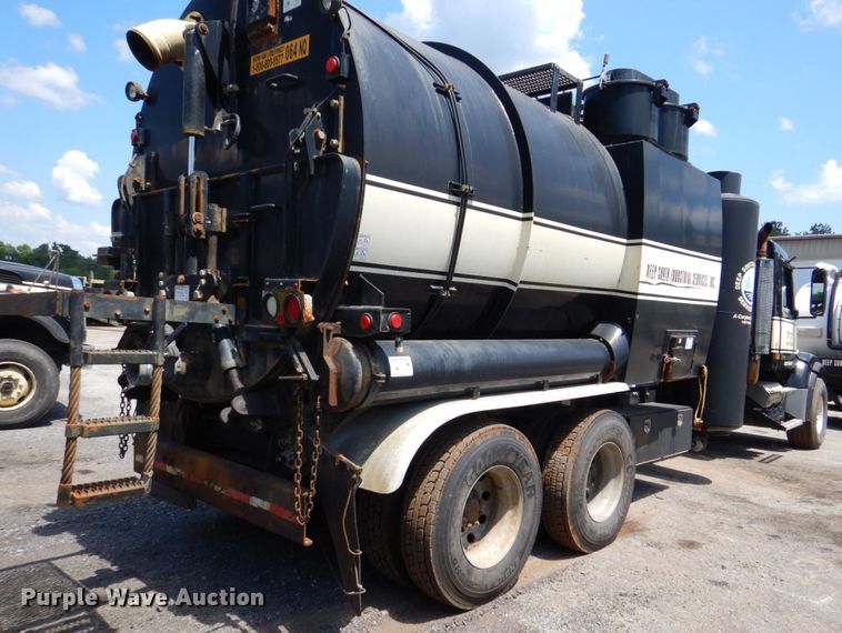 image for item DS8049 2002 Volvo VHD  vacuum truck