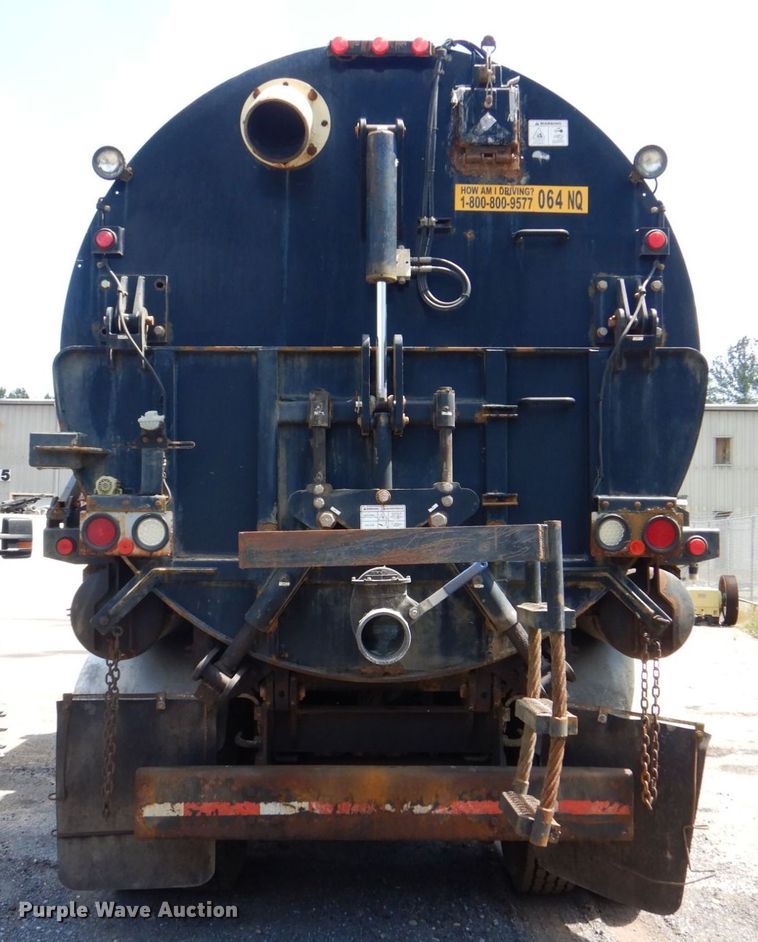 image for item DS8049 2002 Volvo VHD  vacuum truck