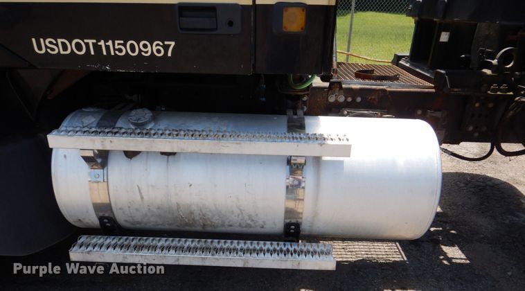 image for item DS8049 2002 Volvo VHD  vacuum truck