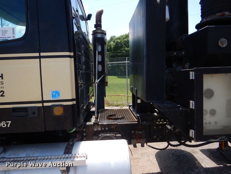 image for item DS8049 2002 Volvo VHD  vacuum truck