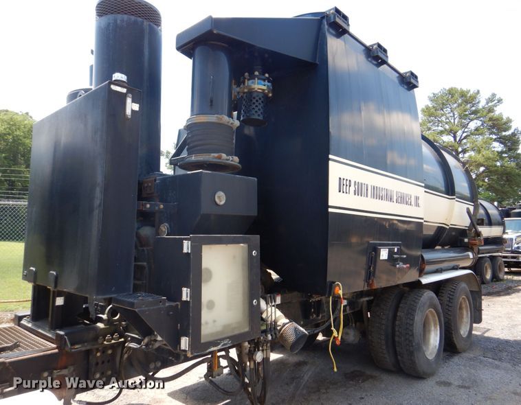 image for item DS8049 2002 Volvo VHD  vacuum truck