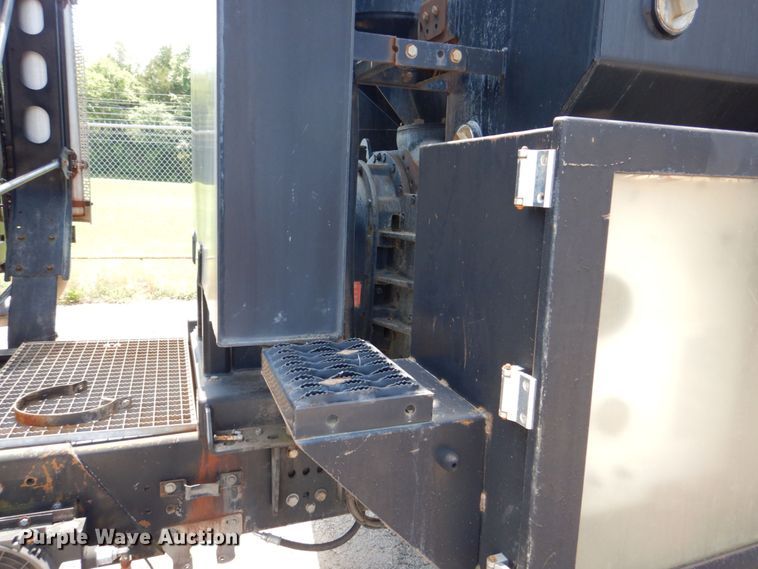 image for item DS8049 2002 Volvo VHD  vacuum truck