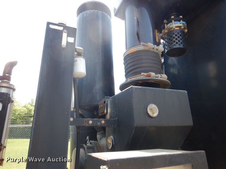 image for item DS8049 2002 Volvo VHD  vacuum truck