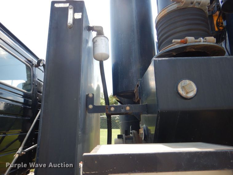 image for item DS8049 2002 Volvo VHD  vacuum truck