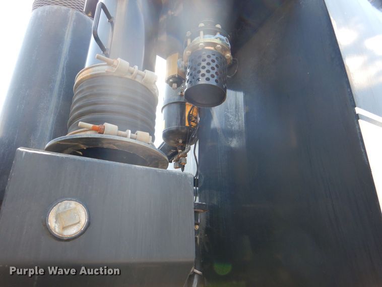 image for item DS8049 2002 Volvo VHD  vacuum truck