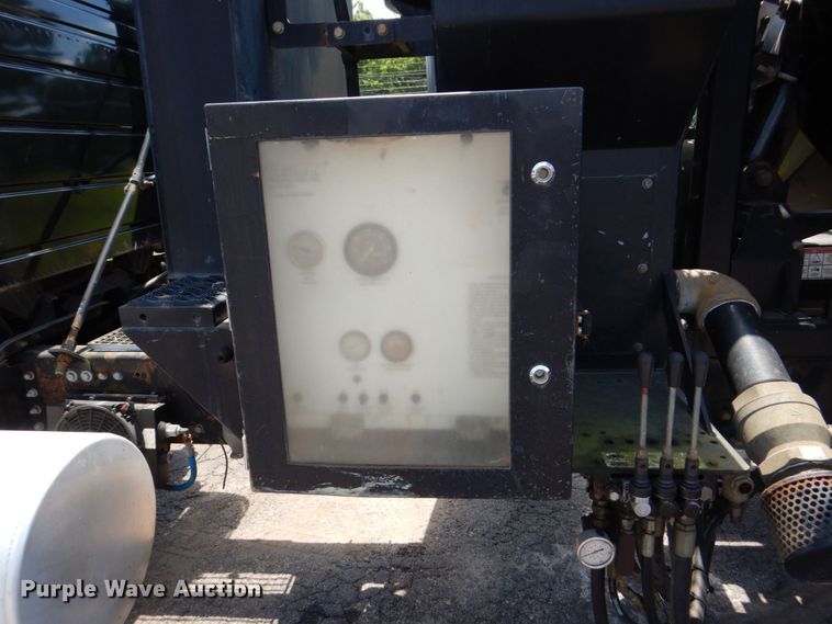 image for item DS8049 2002 Volvo VHD  vacuum truck